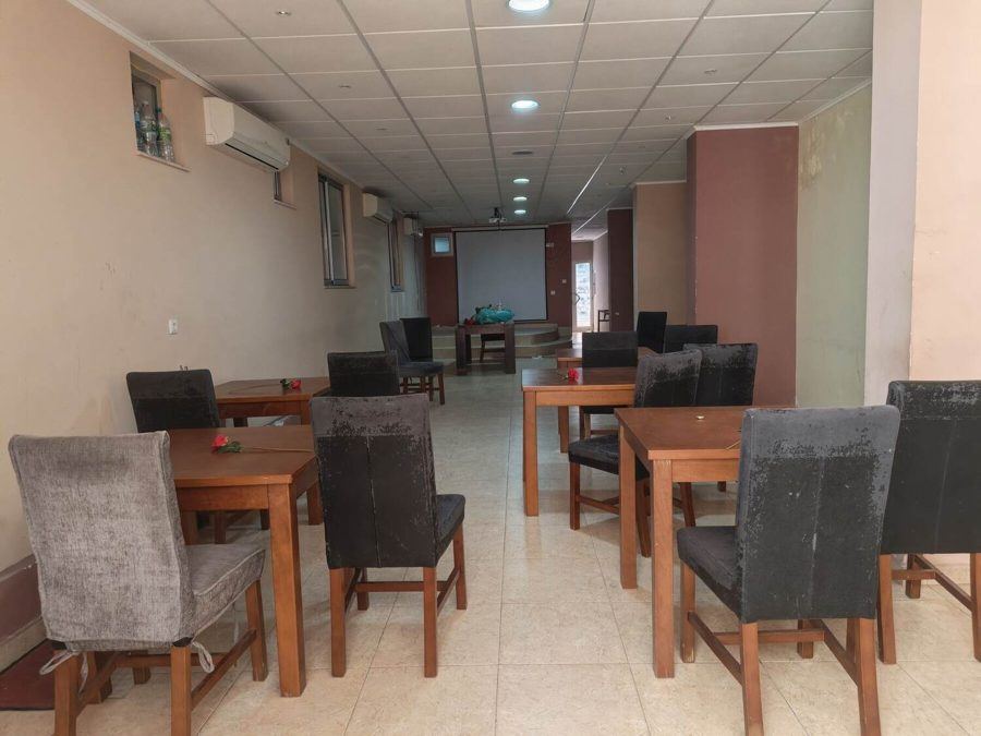 Sala montada para reuniões e formações