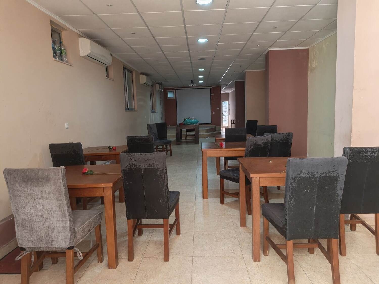 Sala de eventos do Hotel Tradicional, preparada para uma reunião