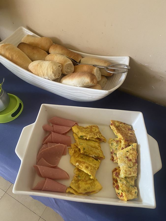 Fiambre, omelete e pão fresco