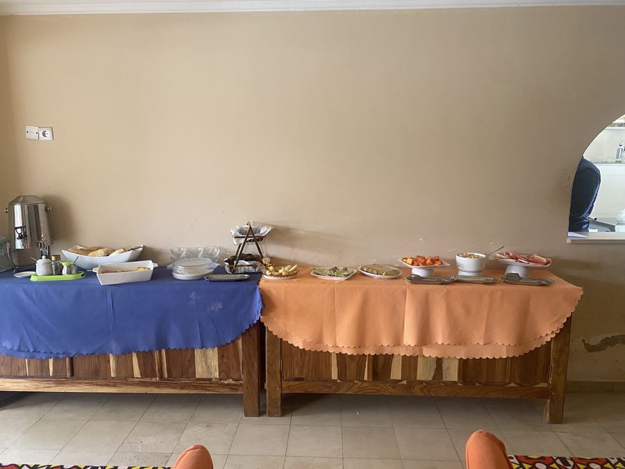 Mesa de buffet montada para uma receção