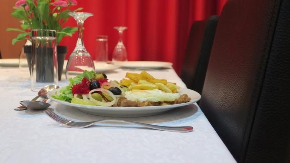 Prato do dia servido à mesa do Hotel Tradicional